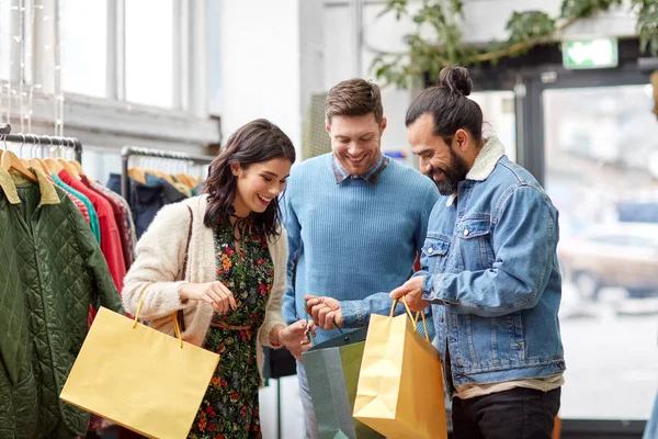 Vrienden shopping tassen bij vintage kledingwinkel — Stockfoto