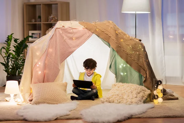 Liten pojke med TabletPC i barn tält hemma — Stockfoto