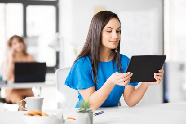 Geschäftsfrau mit Tablet-PC arbeitet im Büro — Stockfoto
