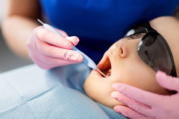 Dentiste vérifier pour les dents d'enfant à la clinique dentaire — Photo