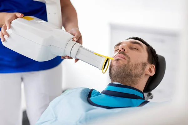 Paciente com raio-x dos dentes na clínica odontológica — Fotografia de Stock