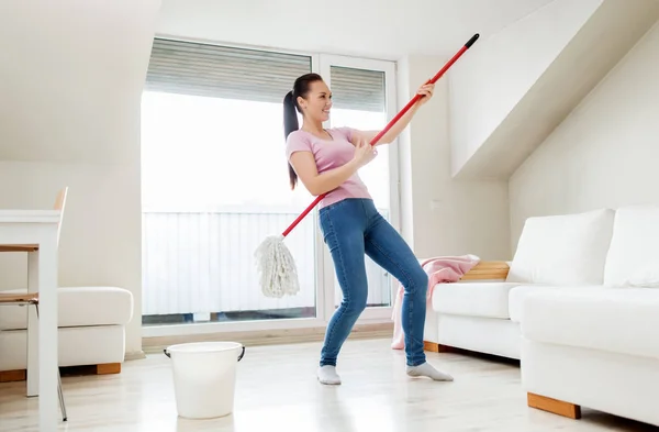 Femme ou femme au foyer avec sol nettoyant à la maison — Photo