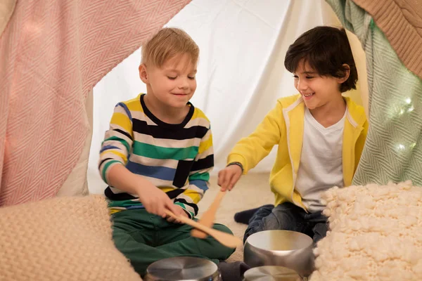 Meninos com panelas tocando música em tenda crianças em casa Fotografia De Stock