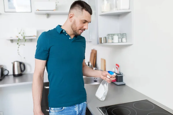 Homme avec cuisinière de nettoyage chiffon à la maison cuisine — Photo