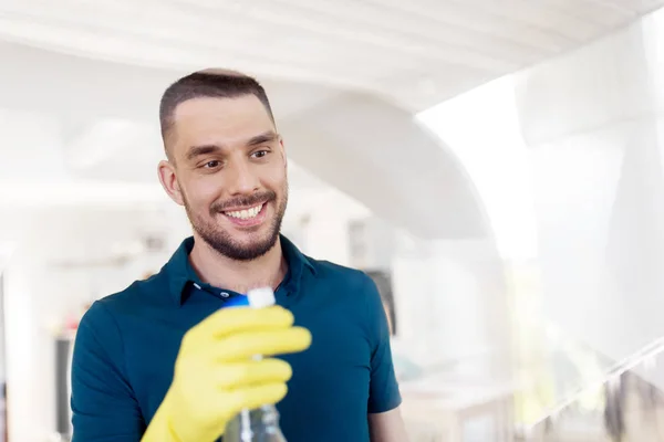 Man in rubberen handschoenen venster met spray reiniging — Stockfoto