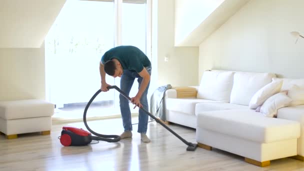 Homme avec aspirateur à la maison — Video