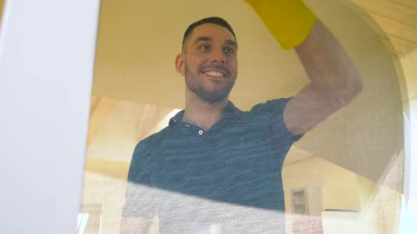 Hombre en guantes de goma ventana de limpieza con trapo — Vídeo de stock