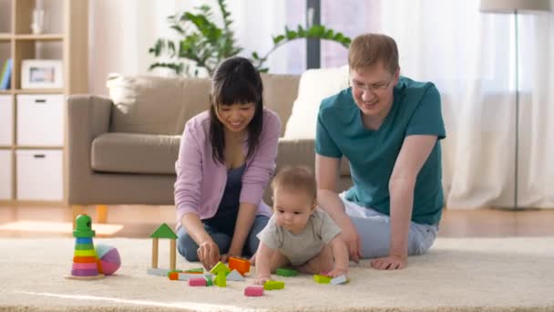 Счастливая семья с мальчиком, играющим дома — стоковое видео