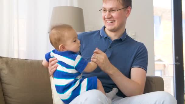 Boldog kisfiú apával otthon — Stock videók