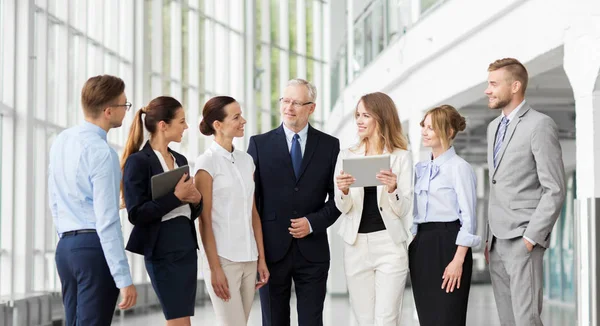 Zakenmensen met tablet pc op kantoor — Stockfoto