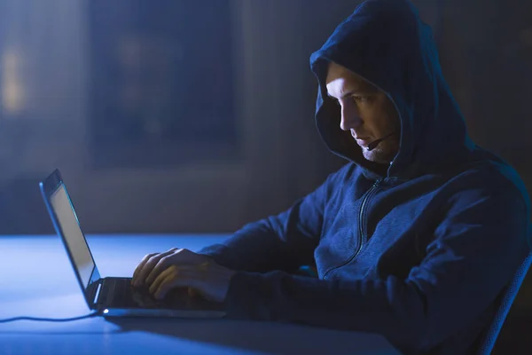 Hacker dengan mikrofon dan laptop di ruang gelap — Stok Foto
