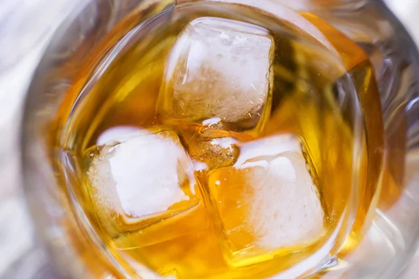 Nahaufnahme von Eis in einem Glas Alkohol oder Whiskey — Stockfoto