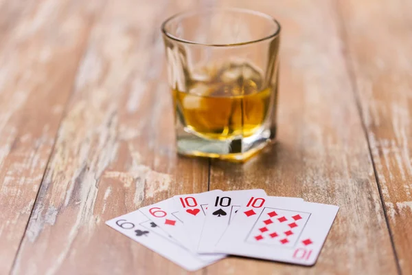 Glas Whisky und Spielkarten auf dem Tisch — Stockfoto