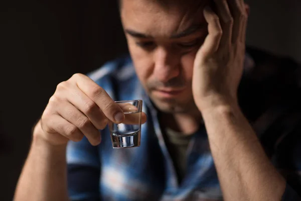 Primer plano del hombre que bebe alcohol o vodka por la noche —  Fotos de Stock