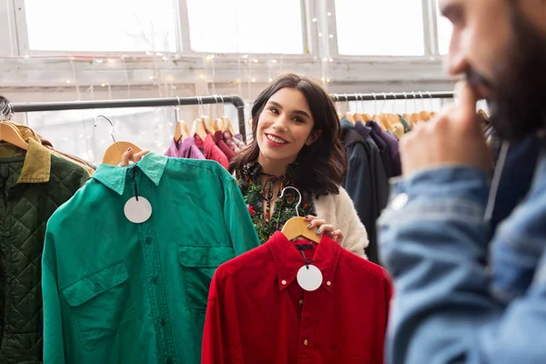 Paar kleding op de vintage kledingwinkel kiezen — Stockfoto