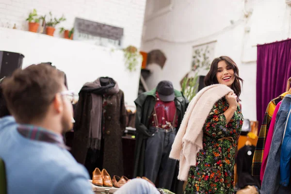 Mulher posando para namorado na loja de roupas — Fotografia de Stock