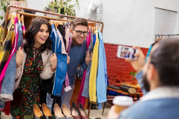 Glückliches Paar hat Spaß im Vintage-Bekleidungsgeschäft — Stockfoto