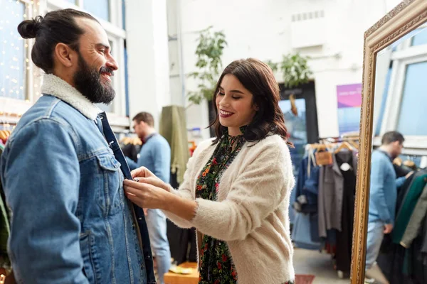 Pár kiválasztja ruhákat vintage ruházat Store — Stock Fotó