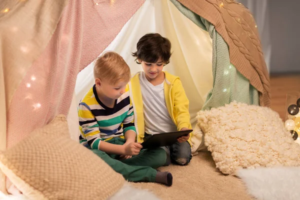 Kleine Jungen mit Tablet-PC im Kinderzelt zu Hause — Stockfoto