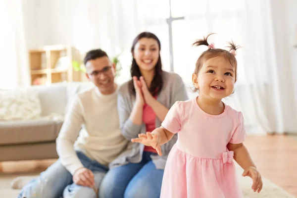 Niña feliz y los padres en casa —  Fotos de Stock