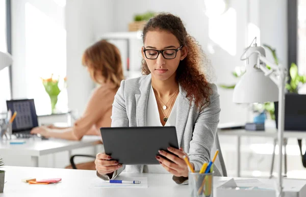 Business woman with tablet pc working at office — стоковое фото