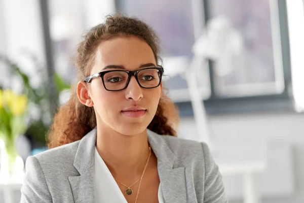 Portrét afroamerické ženy v brýlích — Stock fotografie
