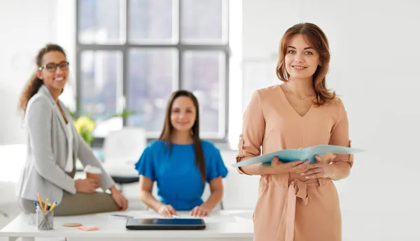 Mujer de negocios con carpeta en la oficina — Foto de Stock