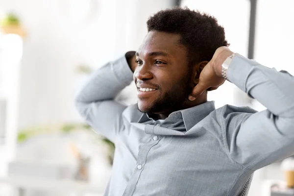 Souriant homme d'affaires afro-américain au bureau — Photo