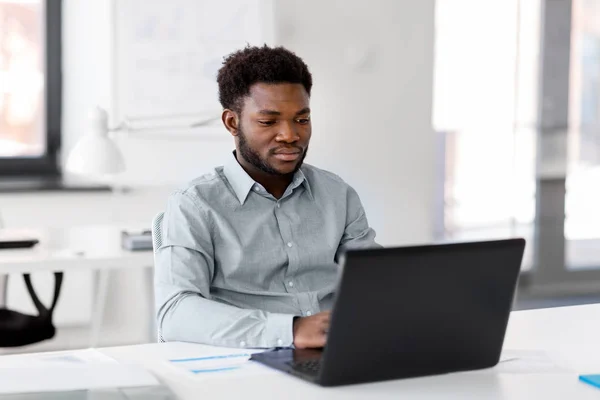 Afryki amerykański biznesmen z laptopa w biurze — Zdjęcie stockowe