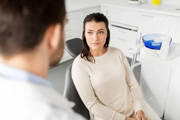 Paciente do sexo feminino conversando com dentista na clínica odontológica — Fotografia de Stock