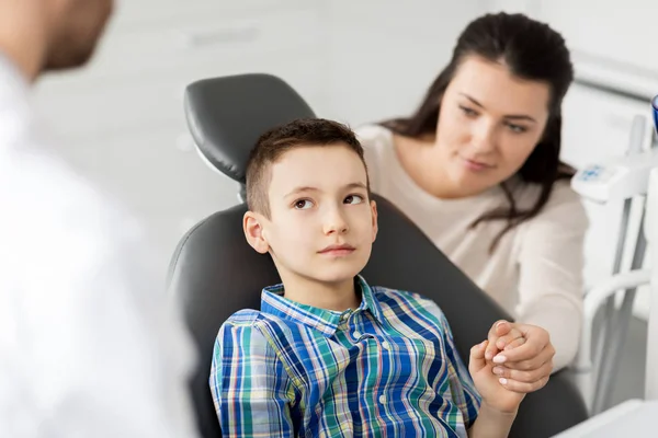 Mãe e filho visitando dentista na clínica odontológica — Fotografia de Stock