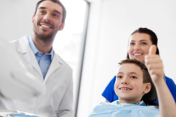 歯科医と歯科医院での幸せな子供患者 — ストック写真