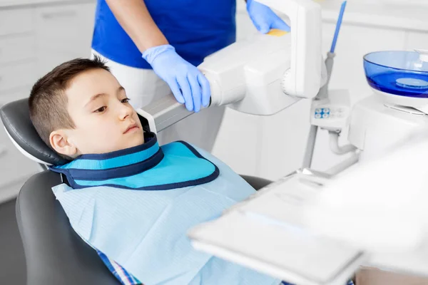 Dentista fazendo raio-X de dentes de criança na clínica odontológica — Fotografia de Stock