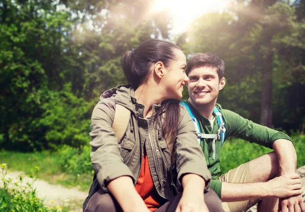 Sorrindo casal com mochilas na natureza — Fotografia de Stock