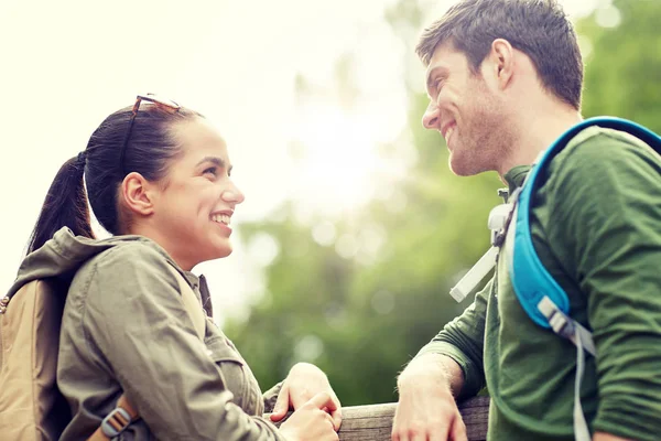 Lachende paar met rugzakken in de natuur — Stockfoto