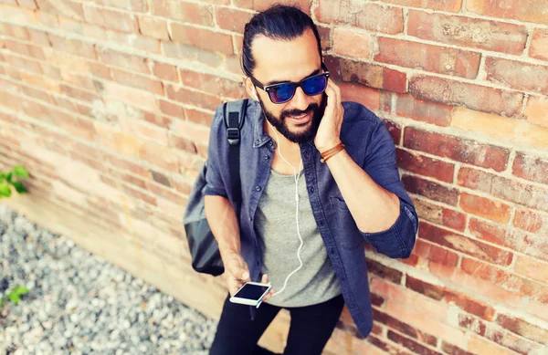 Homem feliz com fones de ouvido ouvindo música — Fotografia de Stock