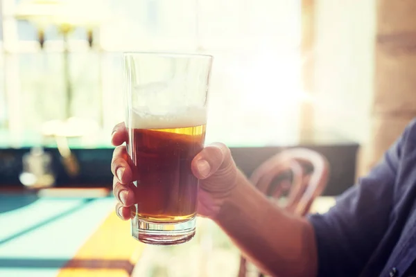 Close up de homem bebendo cerveja no bar ou pub — Fotografia de Stock