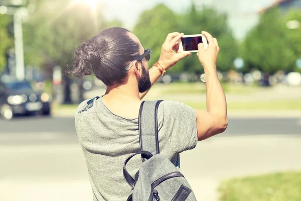 Hipster man taking picture on smartphone — Stock Photo, Image