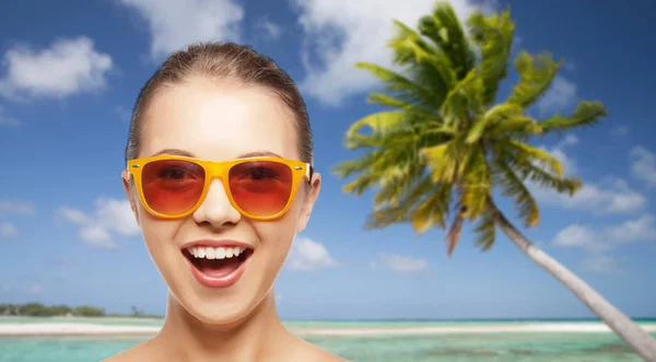 Gelukkige vrouw of tienermeisje in zonnebril op strand — Stockfoto