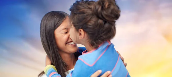 Mãe feliz e filha abraçando e beijando — Fotografia de Stock