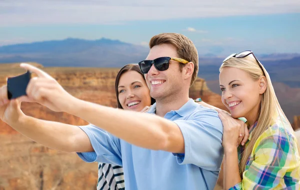 Группа счастливых друзей, делающих селфи по мобильному телефону — стоковое фото