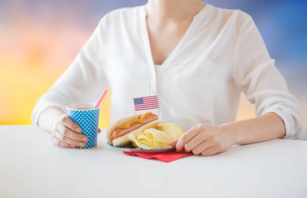Kvinnan firar amerikanska självständighetsdagen — Stockfoto