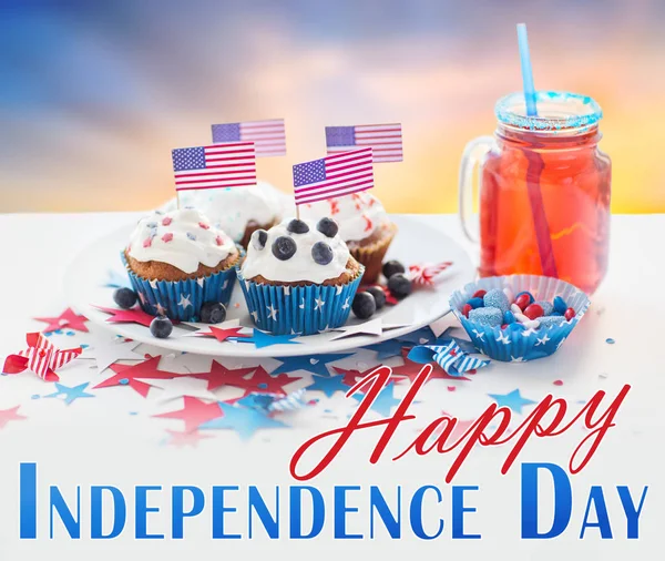 Cupcakes dengan bendera american pada hari kemerdekaan — Stok Foto