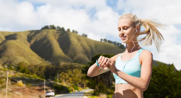 Kobieta z fitness tracker uprawiania sportu na świeżym powietrzu — Zdjęcie stockowe
