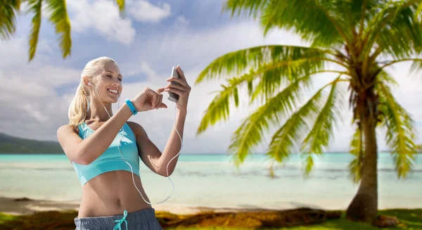 Donna con smartphone e auricolari fare sport — Foto Stock