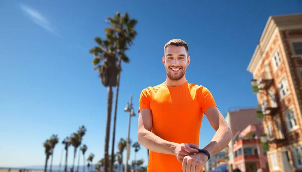 Man with fitness tracker training outdoors — Stock Photo, Image