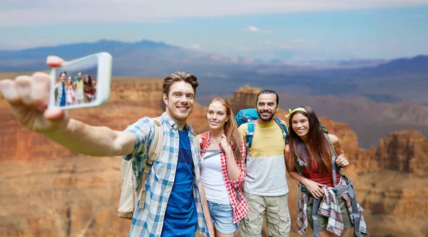 Přátelé se batoh s selfie do smartphone — Stock fotografie