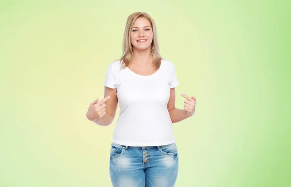 Mujer en camiseta blanca señalándose los dedos a sí misma —  Fotos de Stock