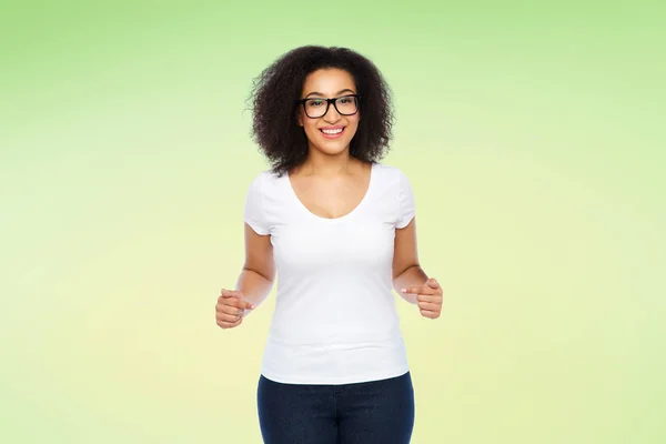 Afroamerikanerin im weißen T-Shirt — Stockfoto