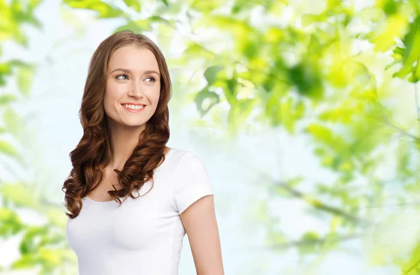 Glückliche Frau im weißen T-Shirt — Stockfoto